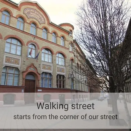 Live Like A Local In An Old Historic House Apartamento Budapeste
