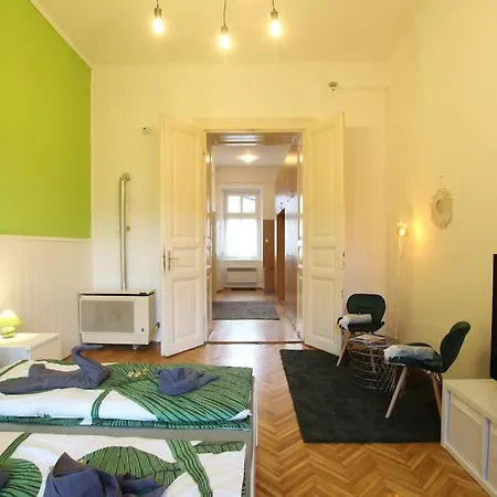 Live Like A Local In An Old Historic House شقة بودابست